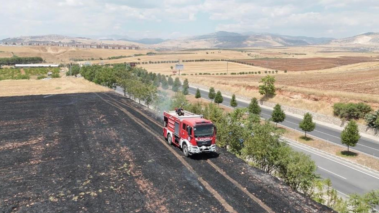Adıyaman’da anız yangını ağaçlara sirayet etmeden söndürüldü